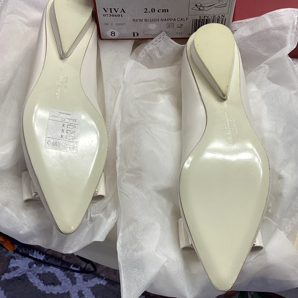 Salvatore Ferragamo Cream Pointed-Toe Bow Pumps - Picture 5 of 7